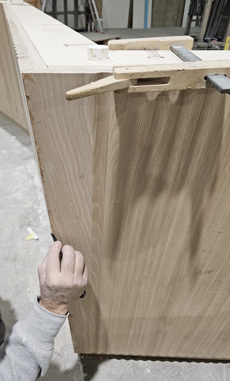 fabricacion mostrador castaño y solid surface oficina turismo de Aviles